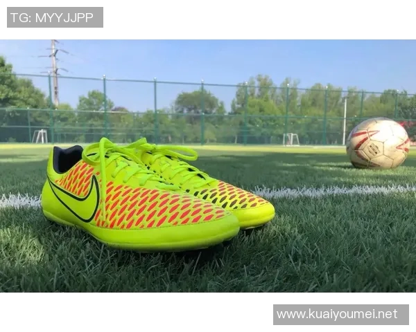 耐克鬼牌足球鞋助你在球场上展现无与伦比的速度与灵活性 耐克鬼牌足球鞋助你在球场上展现无与伦比的速度与灵活性