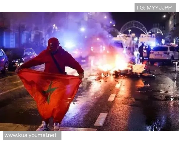 足球暴徒的疯狂行为与社会影响深度剖析 足球暴徒的疯狂行为与社会影响深度剖析